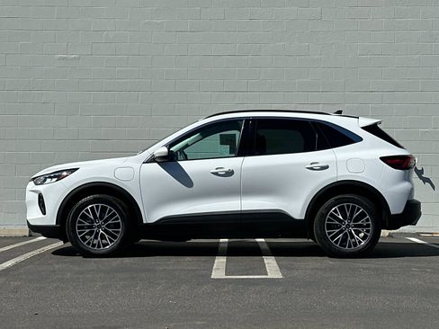 Used 2023 Ford Escape SE image 2