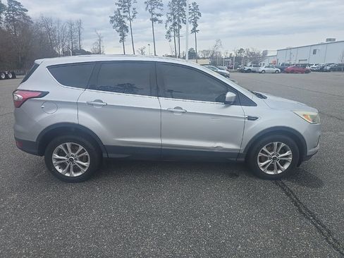 Used 2017 Ford Escape SE image 4