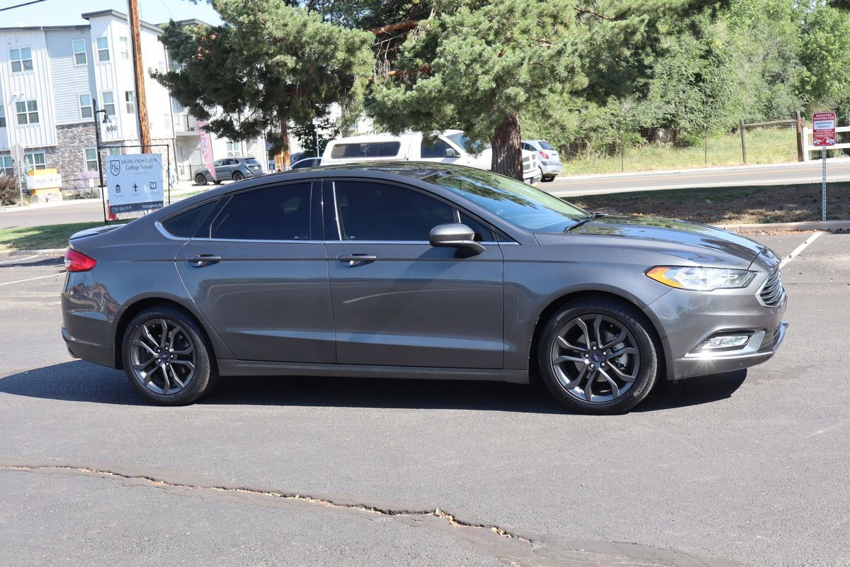 Used 2018 Ford Fusion SE w/ Equipment Group 201A FWD image 2