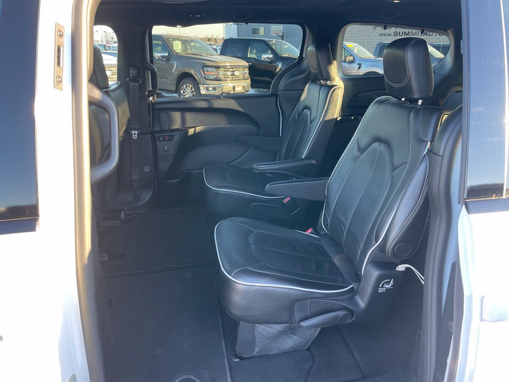 Used 2025 Chrysler Pacifica Limited FWD image 8