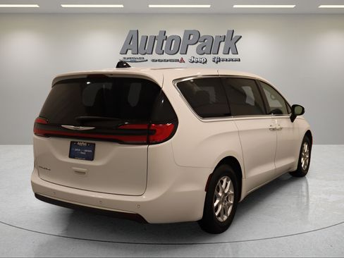 Certified 2023 Chrysler Pacifica Touring-L FWD image 9