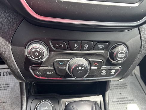 Used 2020 Jeep Cherokee Latitude Plus w/ Cold Weather Group AWD/4WD image 30