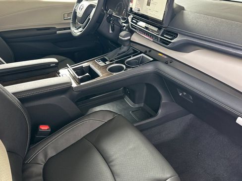 New 2026 Toyota Sienna Platinum AWD/4WD image 19