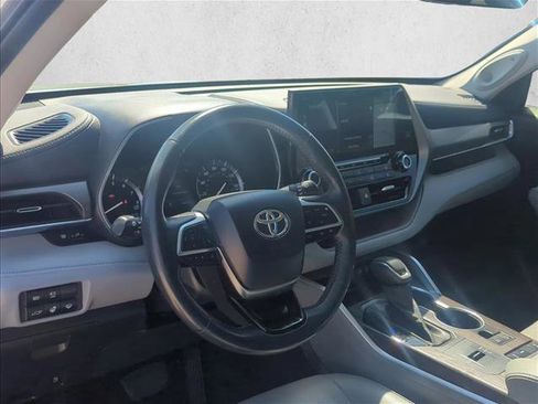 Used 2021 Toyota Highlander Limited FWD image 10