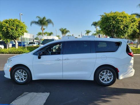 Certified 2025 Chrysler Pacifica Select FWD image 25