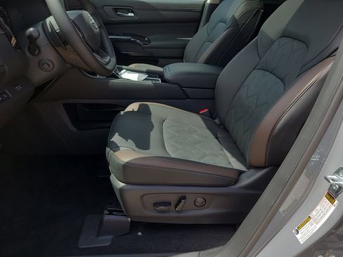 New 2026 Nissan Pathfinder Platinum w/ Accent Package FWD image 13