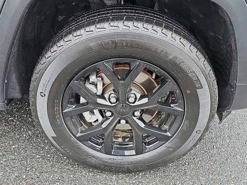 Used 2025 Jeep Grand Cherokee Altitude image 8