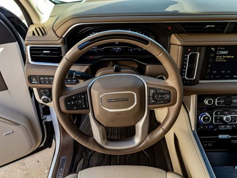 Used 2024 GMC Yukon XL Denali w/ Advanced Technology Package image 18