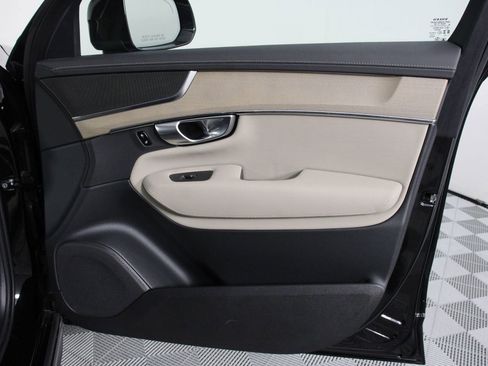 Certified 2025 Volvo XC90 T8 Plus AWD/4WD image 21