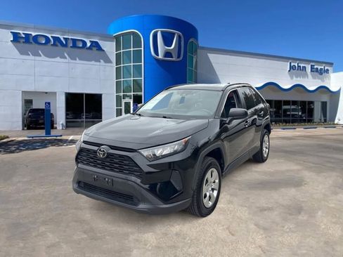 Used 2021 Toyota RAV4 LE image 1