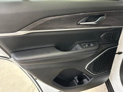 Used 2023 Jeep Grand Cherokee Limited w/ Black Appearance Package image 19