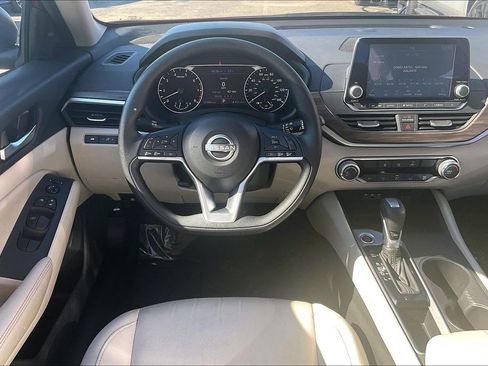 Used 2025 Nissan Altima 2.5 SV image 10