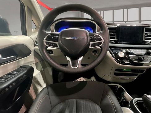 Used 2018 Chrysler Pacifica Touring Plus image 5