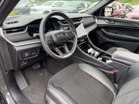 Used 2023 Jeep Grand Cherokee Altitude AWD/4WD image 21