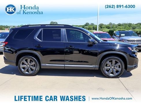 Used 2025 Honda Pilot Sport image 6