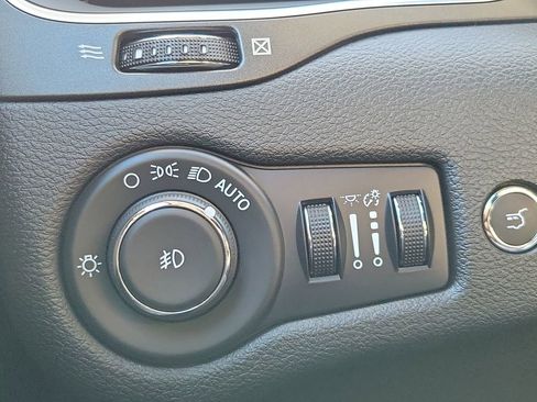 Used 2022 Jeep Cherokee Trailhawk w/ Technology Group B image 17