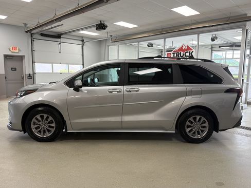Used 2025 Toyota Sienna LE AWD/4WD image 5