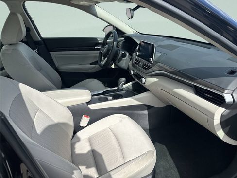 Used 2025 Nissan Altima 2.5 SV FWD image 14