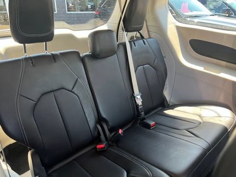 Certified 2024 Chrysler Pacifica Touring-L FWD image 13