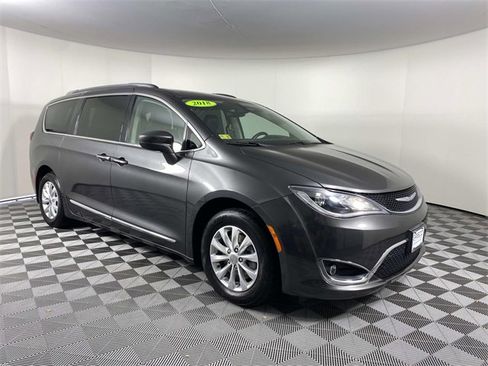 Used 2018 Chrysler Pacifica Touring-L image 1