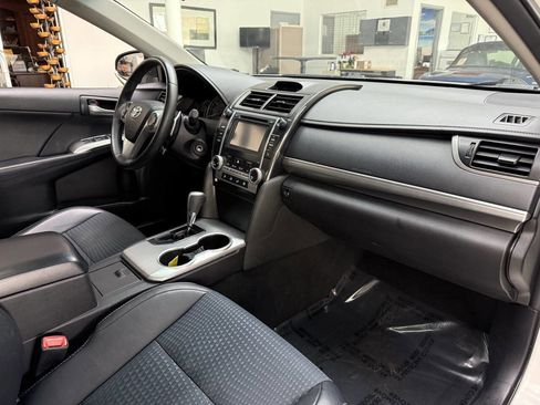 Used 2014 Toyota Camry SE w/ Moonroof Package FWD image 23