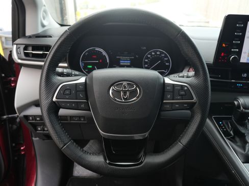 Used 2021 Toyota Sienna Limited image 13