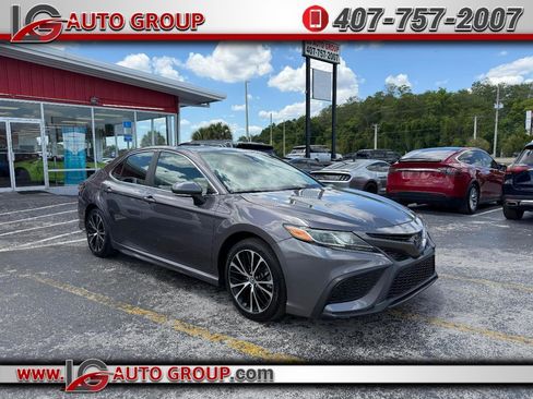Used 2023 Toyota Camry SE FWD image 1