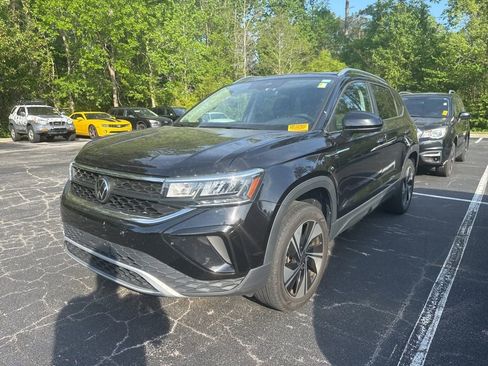 Used 2023 Volkswagen Taos SE w/ Panoramic Sunroof Package image 1