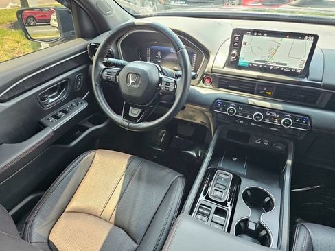 Used 2025 Honda Pilot Black Edition image 30
