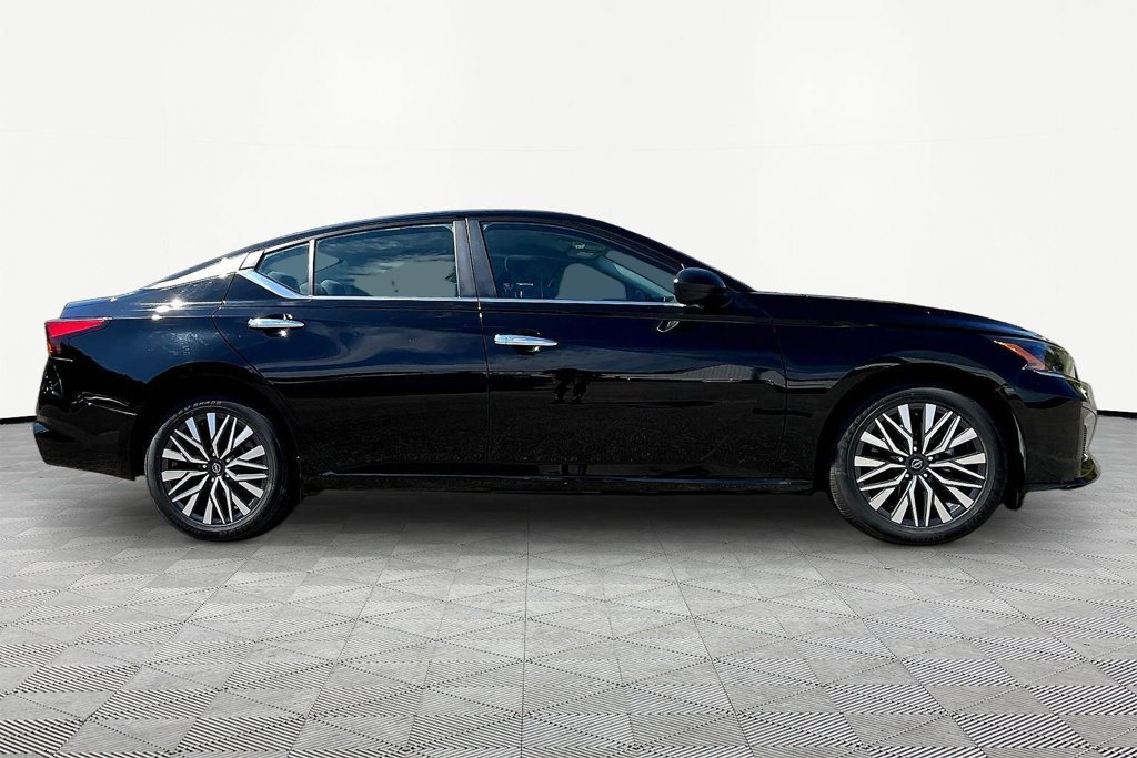 Used 2025 Nissan Altima 2.5 SV FWD image 8
