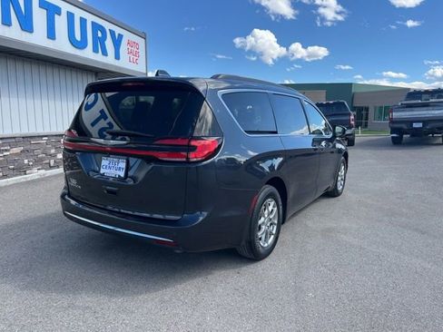 Used 2021 Chrysler Pacifica Touring FWD image 11