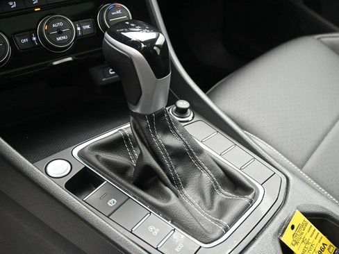 Used 2023 Volkswagen Jetta SE w/ Panoramic Sunroof Package FWD image 5