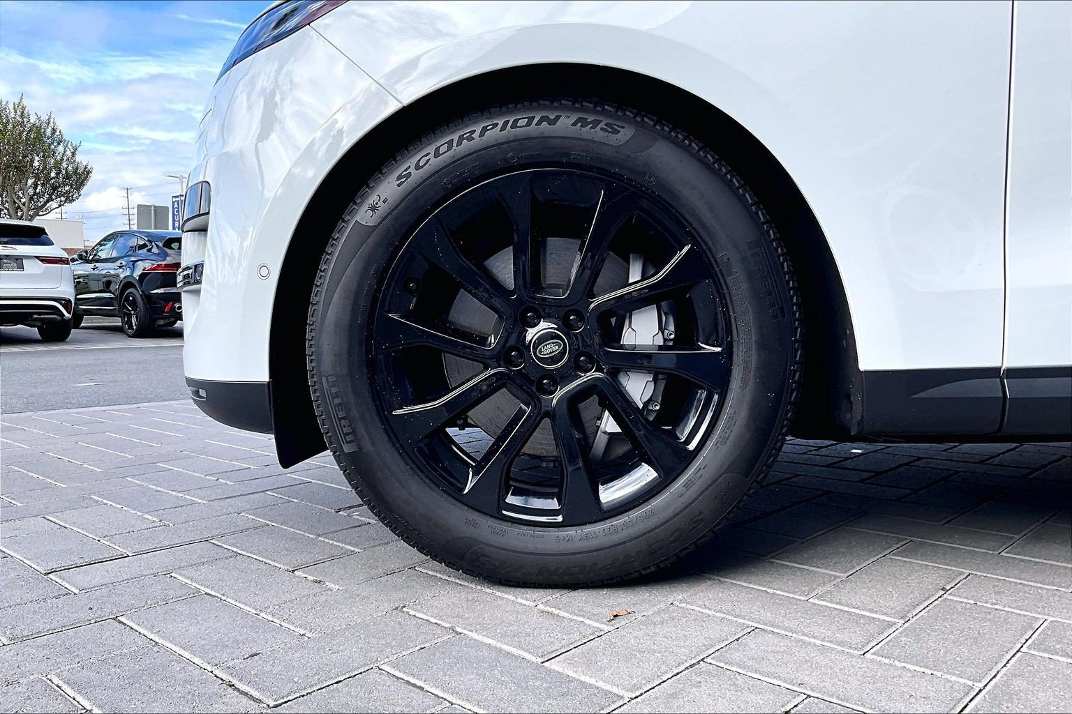 Used 2025 Land Rover Range Rover Sport SE AWD/4WD image 9