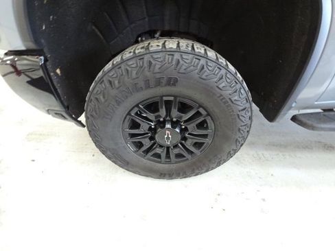 Used 2024 Chevrolet Silverado 2500 ZR2 w/ Technology Package image 15