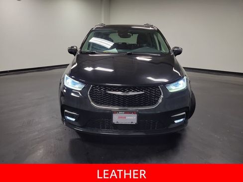 Used 2023 Chrysler Pacifica Limited FWD image 3