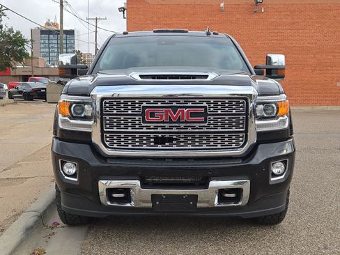 Used 2018 GMC Sierra 2500 Denali w/ Duramax Plus Package AWD/4WD image 10