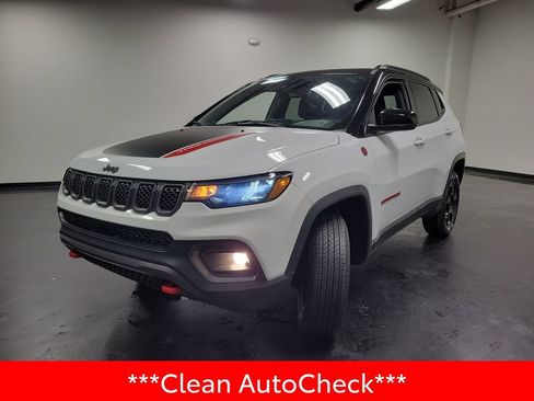 Used 2023 Jeep Compass Trailhawk w/ Sun and Sound Group AWD/4WD image 4