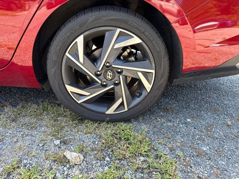 Certified 2024 Hyundai Elantra Limited FWD image 9
