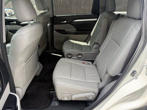 Used 2017 Toyota Highlander XLE w/ Carpet Mat Package AWD/4WD image 14