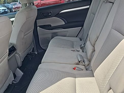 Used 2014 Toyota Highlander LE image 12