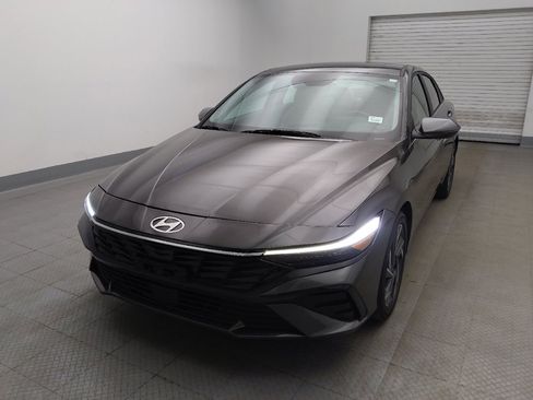 Used 2025 Hyundai Elantra Limited FWD image 15