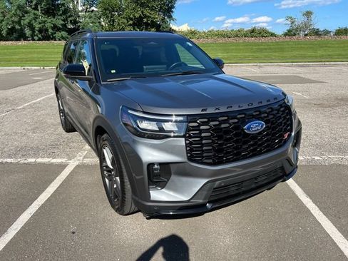Used 2025 Ford Explorer ST AWD/4WD image 2