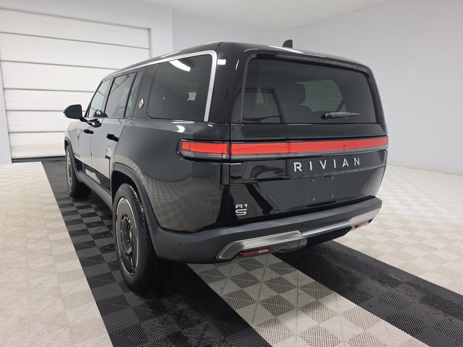 Used 2025 Rivian R1S Adventure Dual AWD/4WD image 3