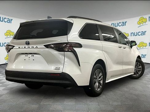 Used 2024 Toyota Sienna XLE FWD image 6