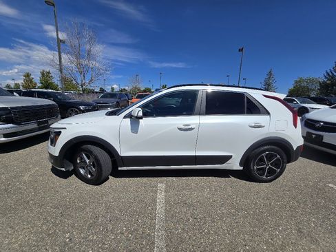 Used 2024 Kia Niro EX FWD image 2