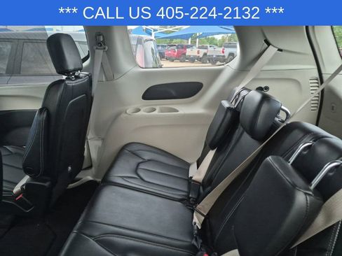 Used 2023 Chrysler Pacifica Touring-L image 24