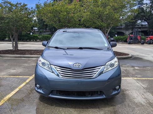 Used 2015 Toyota Sienna XLE w/ XLE Navigation Package FWD image 4
