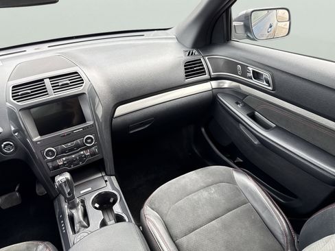 Used 2018 Ford Explorer XLT w/ Equipment Group 202A image 15