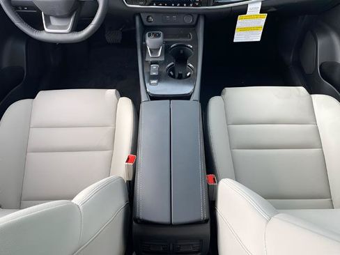 Certified 2025 Nissan Rogue SL FWD image 16