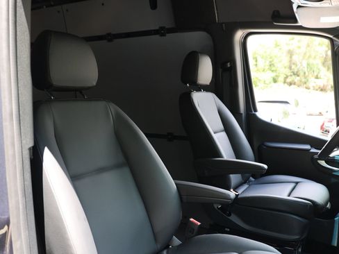 Used 2025 Mercedes-Benz Sprinter 2500 image 43